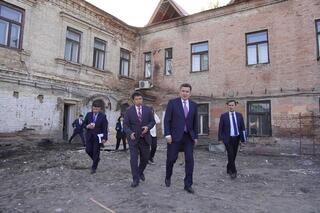 Аким ВКО проверил ход проведения капитального ремонта в музее искусств