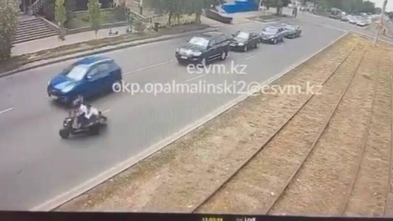 Полицейский поймал вора мопедов после погони в Алматы