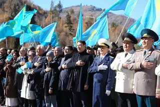 В Алматы в честь Дня Республики подняли Государственный флаг