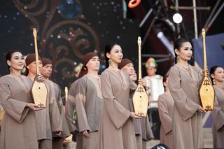 Телебашню «Кок-тобе» в Алматы подсветили в честь Дня домбры