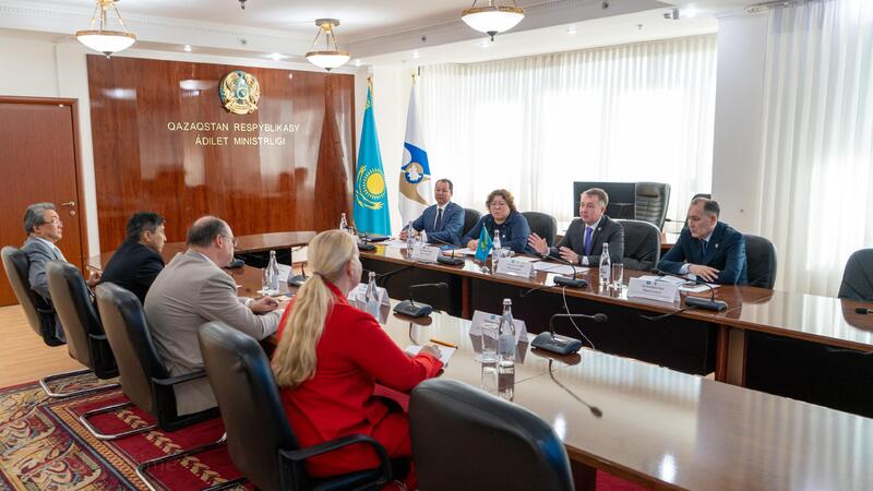 Министр юстиции РК Ерлан Сарсембаев встретился с делегацией Суда Евразийского экономического союза (ЕАЭС)