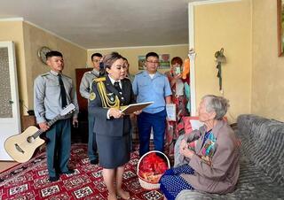 В Алматы военнослужащие поздравили ветерана войны с вековым юбилеем