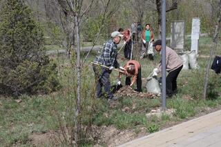 Алматинцы вышли на субботник в парке «Желтоксан»
