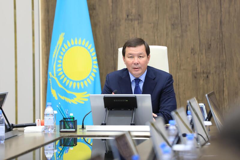 Асхат Шахаров наградил активную молодежь