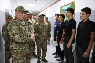 Министр обороны проверил боевую готовность и условия службы в Шымкентском гарнизоне
