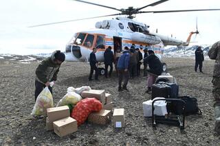 В Аксуатский район с помощью вертолета доставили продукты питания и медикаменты