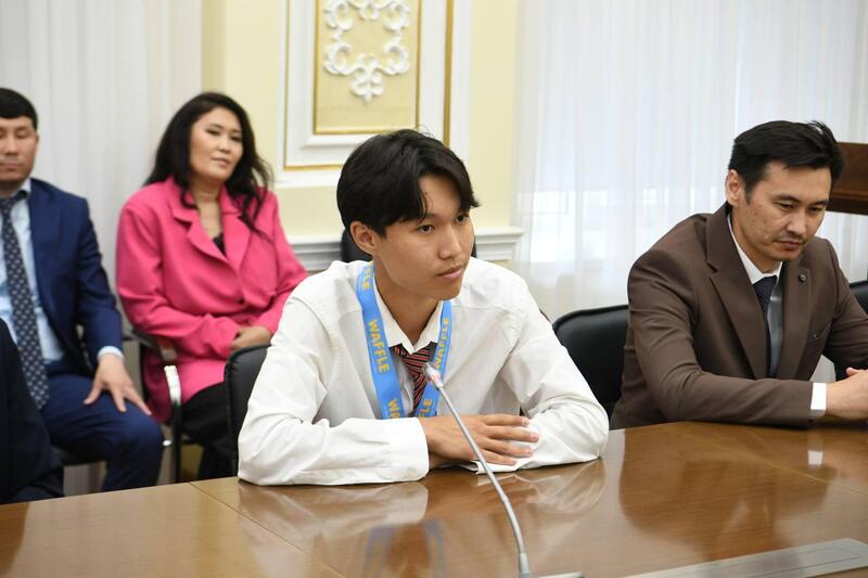 Нариман Турегалиев встретился с победителями международного чемпионата по робототехнике в США