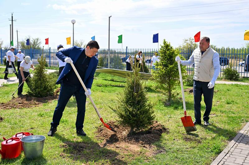Аким области принял участие в субботнике в поселке Степной