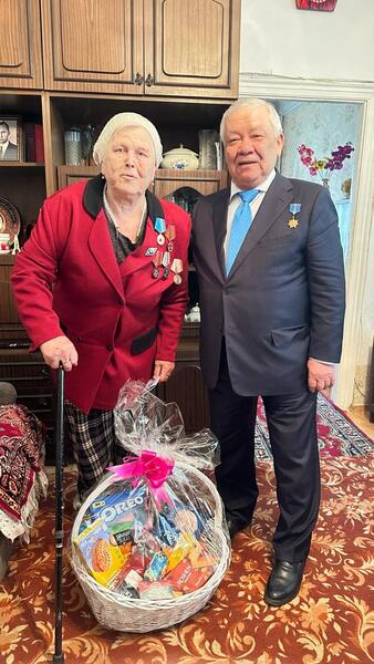 В Астане прошла акция «Эстафета добра» ко Дню Победы: ветеранам вручили подарки