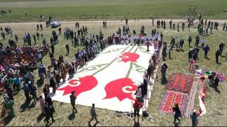 100 жамбылских ремесленников изготовили войлочный ковер с изображением тюльпана, который вошел в Книгу рекордов Казахстана