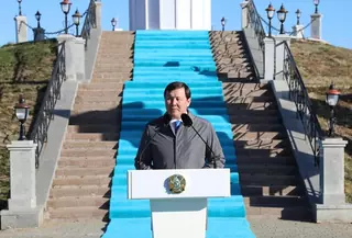 В Актобе подняли Государственный флаг в честь Дня Республики