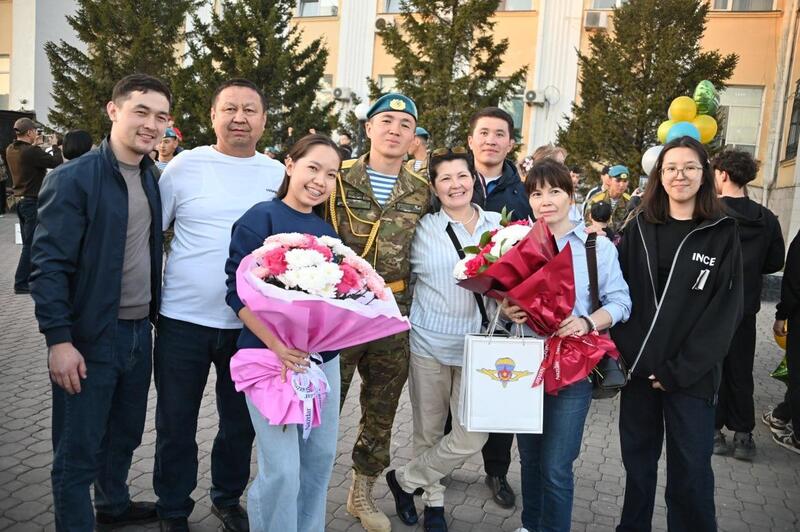 Исполнили долг перед Родиной: в Астане близкие торжественно встретили солдат