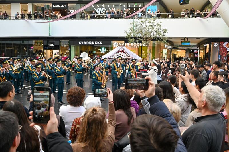 В Астане музыканты Центрального военного оркестра поздравили казахстанцев с праздником Наурыз