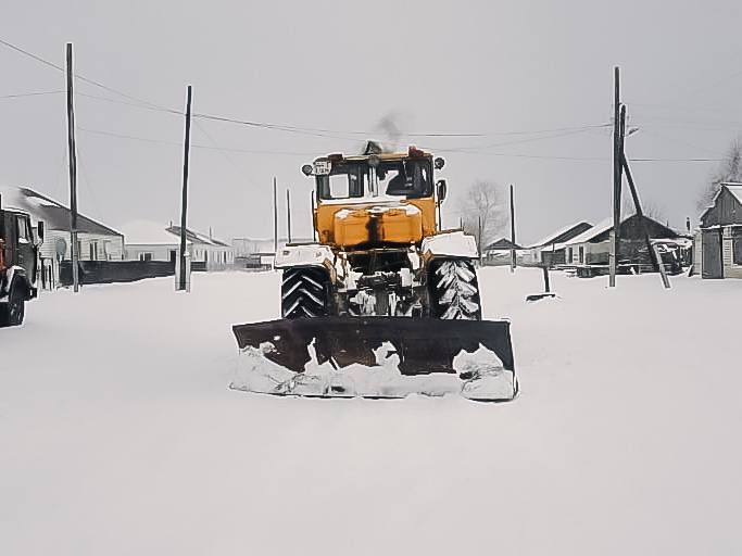 В Бородулихинском и Бескарагайском районах проводятся работы по очистке дорог от снега