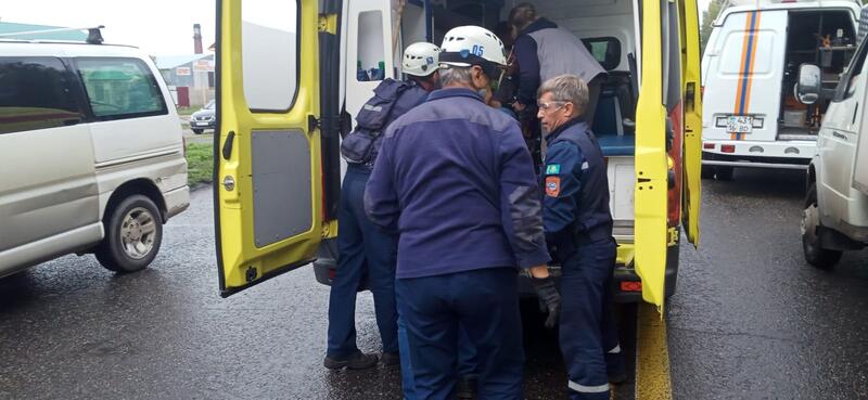 Спасатели освободили пострадавшего из искорёженного автомобиля