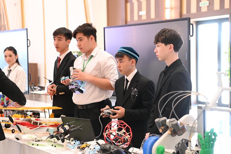 Депутаты Парламента ознакомились с работой Центра компетенций