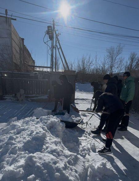 Волонтёры Карагандинской области помогают одиноким пенсионерам