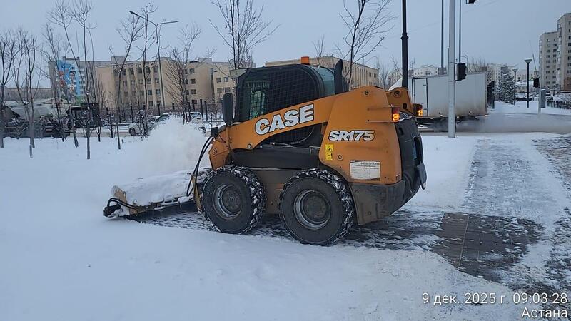 Более трех тысяч дорожных рабочих вышли на снегоуборочные работы в Астане