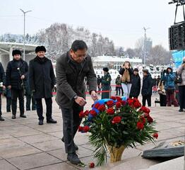 В Алматы состоялась церемония возложения цветов в честь Дня Независимости РК