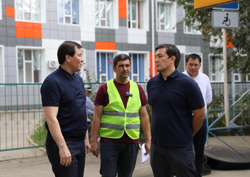 На дорогах Актобе установят плавающие люки