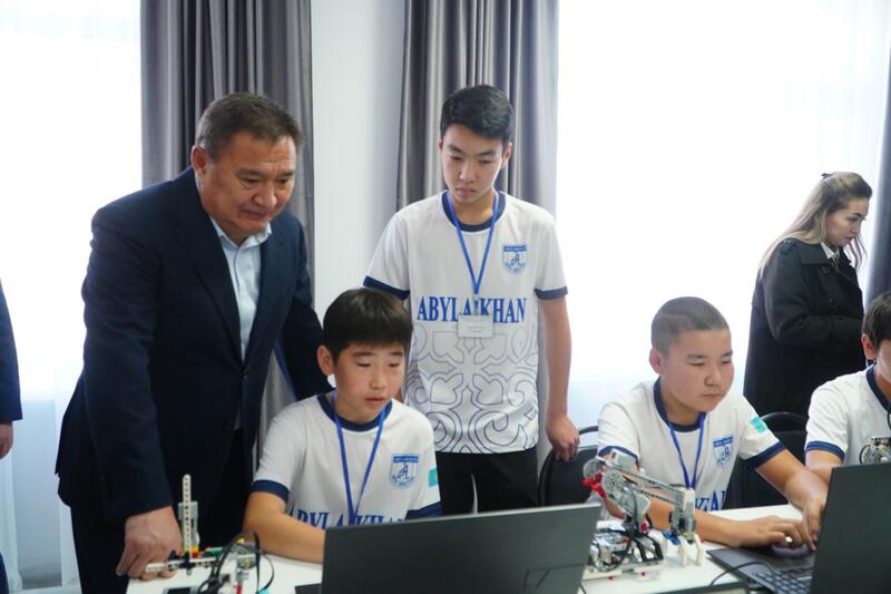 Марат Ахметжанов встретился со школьниками из села Кызылагаш, покорившим Италию своими роботами