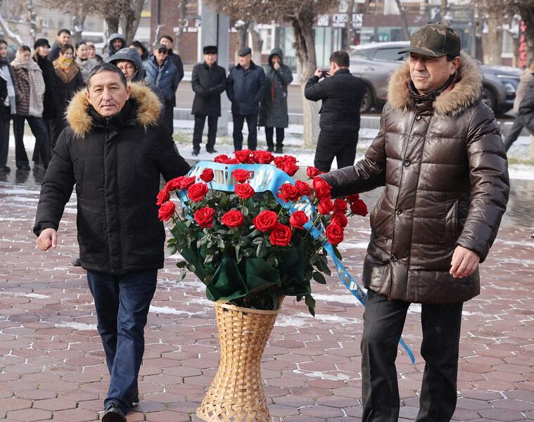 В Таразе состоялась церемония возложения цветов к памятнику Жамбылу Жабаеву