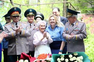 В Алматы десантники поздравили с вековым юбилеем ветерана Тамару Максимову