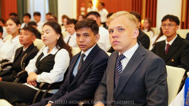 Аким ВКО встретился с одарёнными детьми