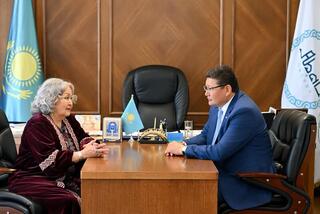 Аким области встретился с Народной артисткой Казахстана Лидией Каденовой