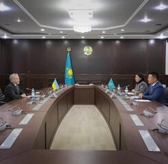 Сегодня аким Павлодарской области Асаин Байханов провёл встречу с Чрезвычайным и Полномочным Послом Украины в Республике Казахстан Виктором Майко