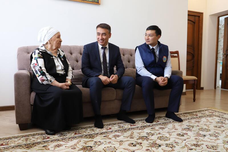 О. Анафин поздравил ветеранов труда с Днем пожилых людей