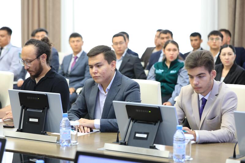 Асхат Шахаров наградил активную молодежь