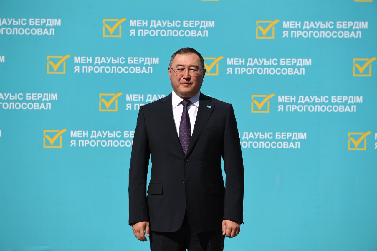 Аким Алматинской области Марат Султангазиев проголосовал на выборах депутатов в Курултай