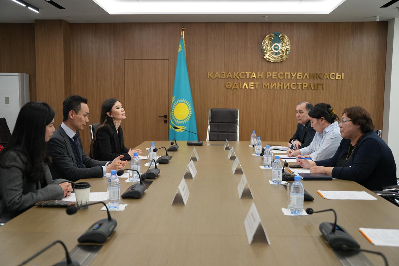 Директор Департамента международного права Министерства юстиции Республики Казахстан Айша Айтқалиева встретилась с региональным директором Офиса по развитию торговли Гонконга Крисом Ломом