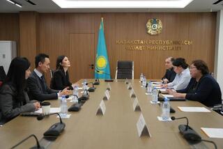 Директор Департамента международного права Министерства юстиции Республики Казахстан Айша Айтқалиева встретилась с региональным директором Офиса по развитию торговли Гонконга Крисом Ломом
