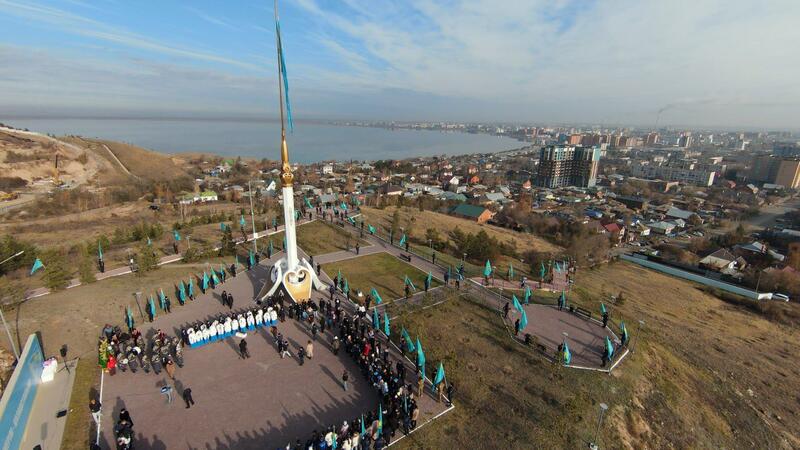 В Кокшетау состоялась церемония поднятия Государственного флага в честь Дня Республики