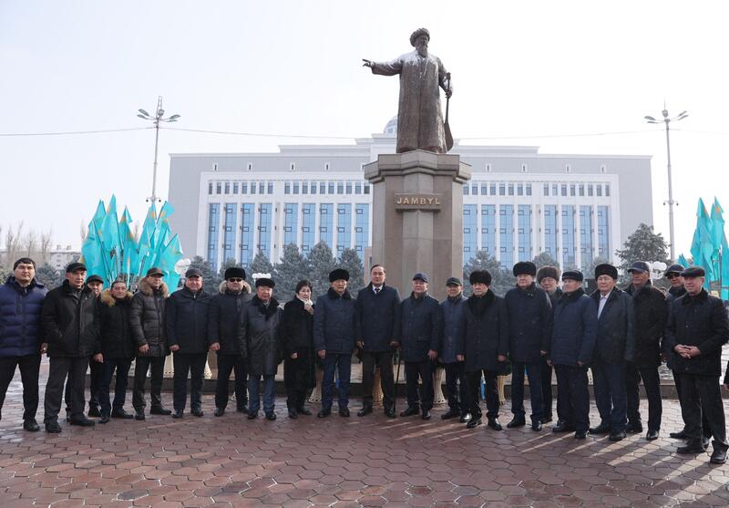 В Таразе состоялась церемония возложения цветов к памятнику Жамбылу Жабаеву