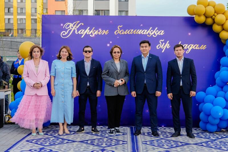 В столичной «Комфортной школе» провели первый выпускной