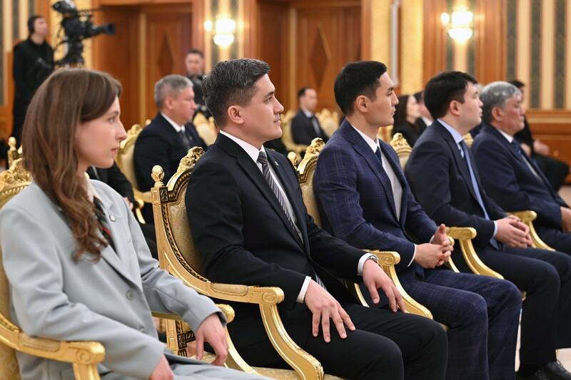 ГЛАВА ГОСУДАРСТВА ВРУЧИЛ КЛЮЧИ ОТ КВАРТИР МОЛОДЫМ УЧЕНЫМ