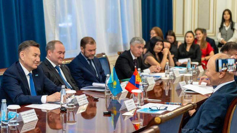 Аким ВКО встретился с послом Монголии