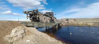 Военные инженеры готовятся к наведению переправы на реке в Актюбинской области