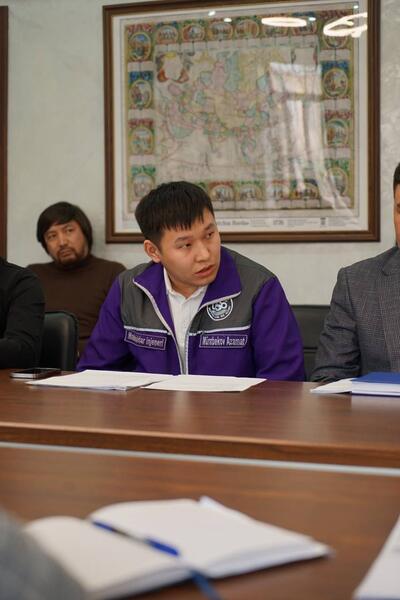 Аким города провел встречу с подрядчиками: в Усть-Каменогорске продолжается ремонт дорог