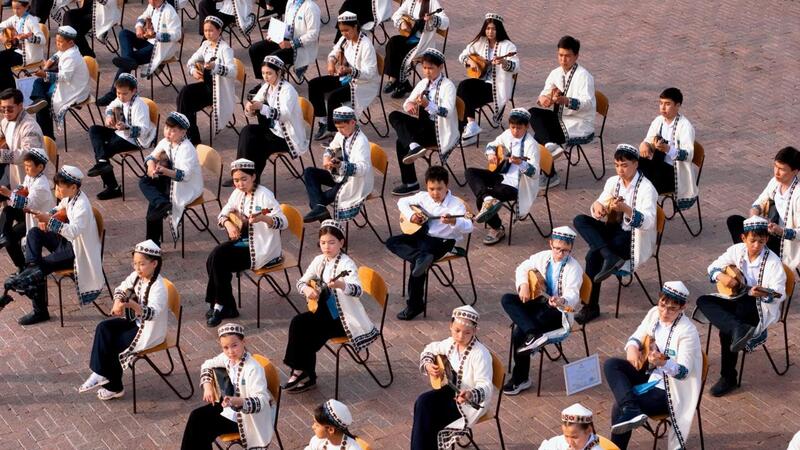 100 школьников одновременно исполнили казахские кюи на домбре в Астане