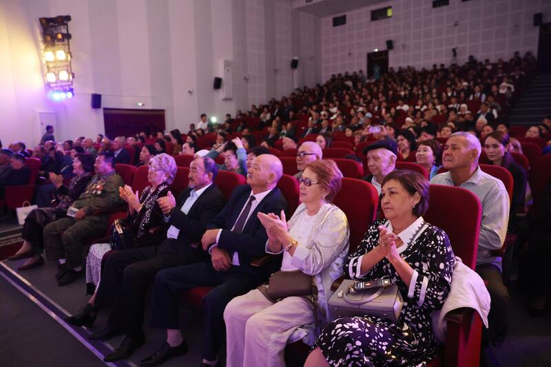 Аким Жамбылской области поздравил писателя и драматурга Елена Алимжана с 80-летием