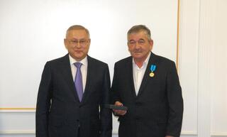 Бейбит Исабаев вручил государственные награды работникам сельского хозяйства области Жетісу