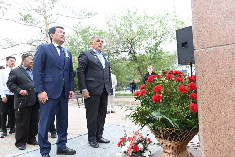 В Актобе состоялся торжественный митинг и возложение цветов к памятнику первого казахского генерал-лейтенанта Жансена Кереева