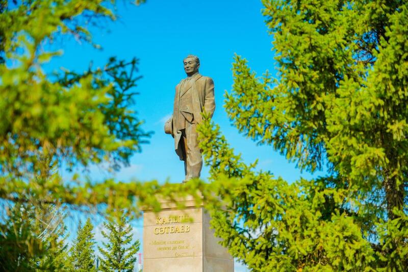 День работников науки: в Астане прошла церемония возложения цветов к памятнику Канышу Сатпаеву