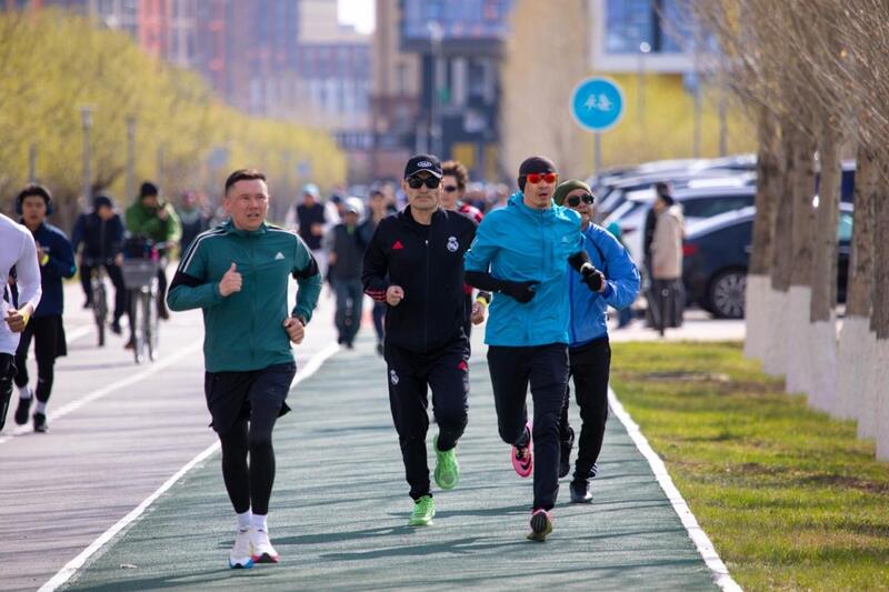 «Таза Қазақстан»: около 1200 человек приняли участие в акции по уборке территории на открытии бегового сезона в Астане