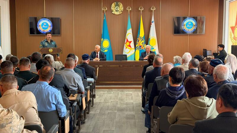 Военнослужащие поздравили представителей старшего поколения с Днем пожилых людей
