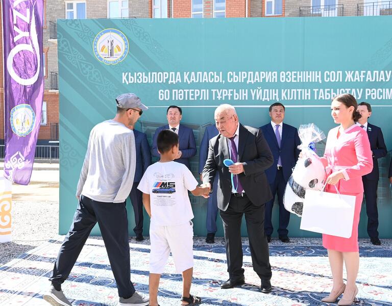 На левом берегу вручили ключи от 60-квартирного жилого дома